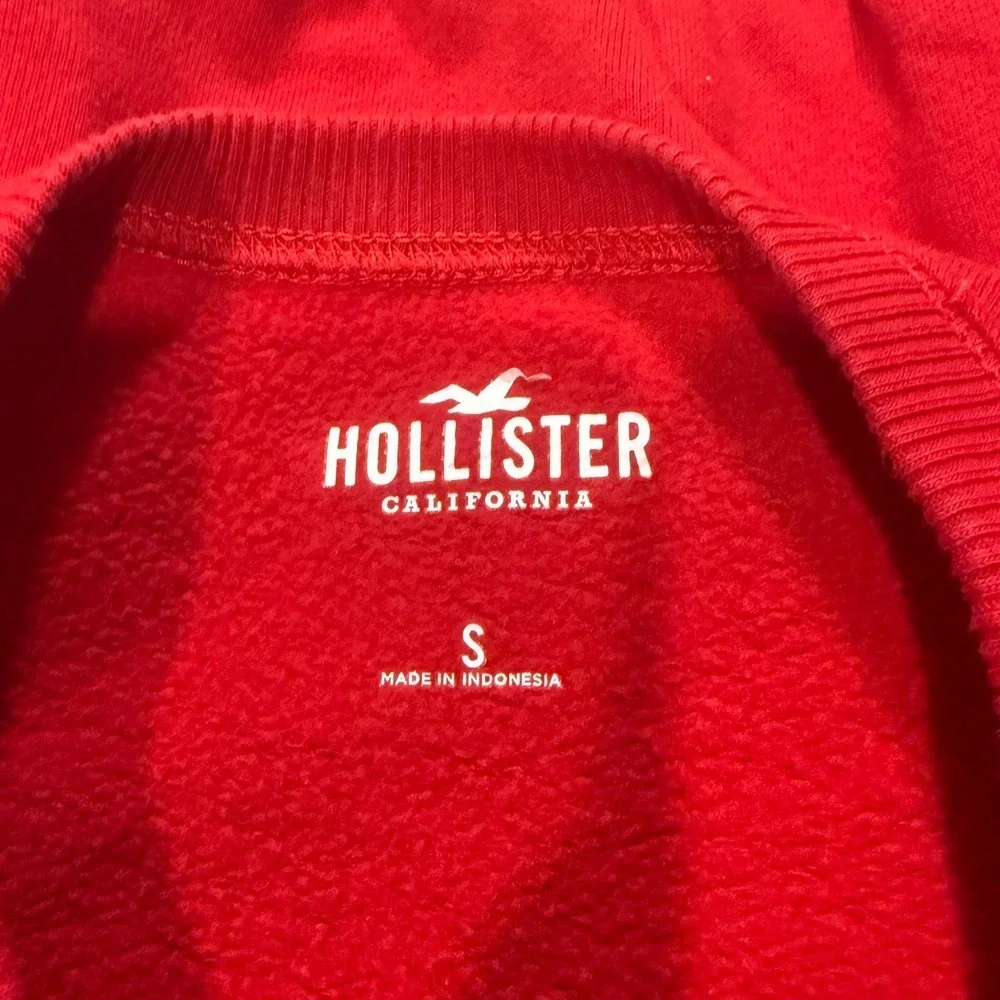 Hollister Red Vancouver North Shore Mountains‎ Graphic Sweatshirt - Picture 3 of 3